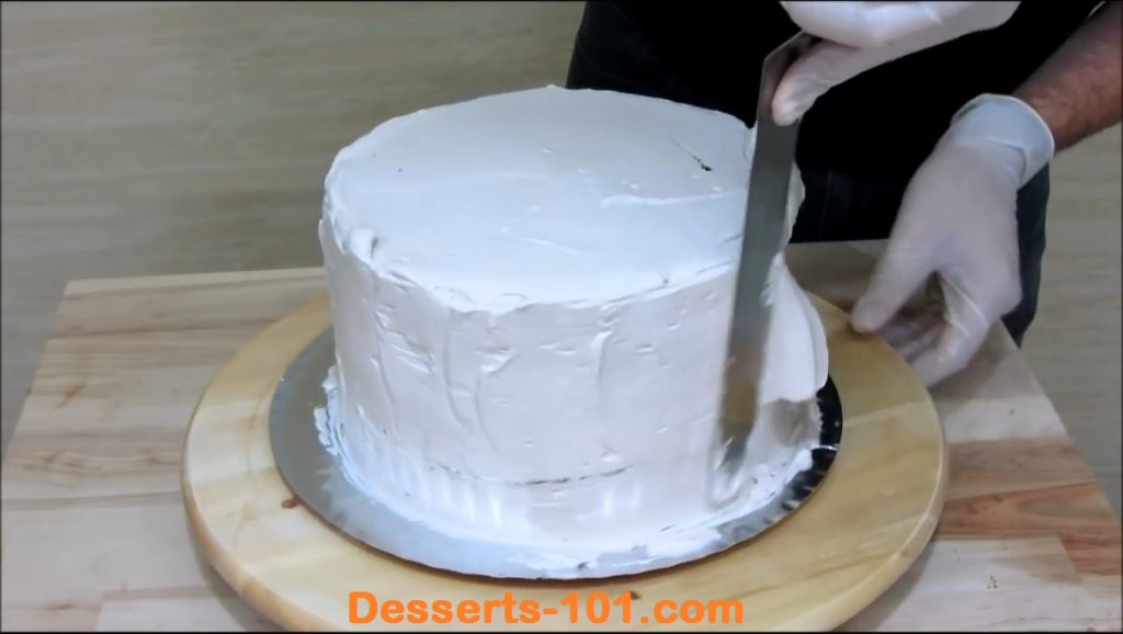 Smooth ice sides of the cake.